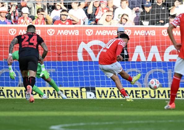 18.10.2025, xsltx, Fussball 1.Bundesliga, FSV Mainz 05 - Bayer 04 Leverkusen v.re. Nadiem Amiri (1. FSV Mainz 05) verwandelt einen Strafstoß nach Foul an Phillipp Mwene (1. FSV Mainz 05) sicher, Mark Flekken (Bayer 04 Leverkusen) hat das Nachsehen (DFL DFB REGULATIONS PROHIBIT ANY USE OF PHOTOGRAPHS as IMAGE SEQUENCES and or QUASI-VIDEO)