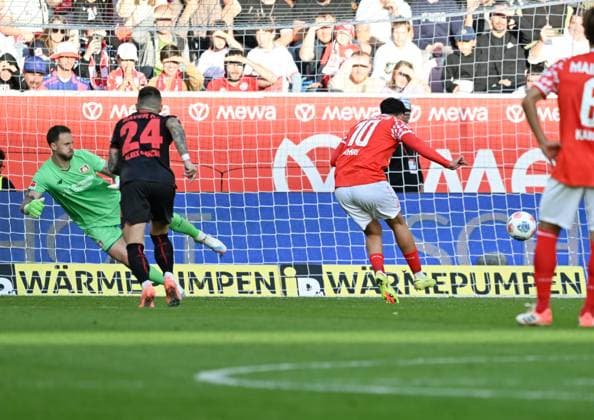 18.10.2025, xsltx, Fussball 1.Bundesliga, FSV Mainz 05 - Bayer 04 Leverkusen v.re. Nadiem Amiri (1. FSV Mainz 05) verwandelt einen Strafstoß nach Foul an Phillipp Mwene (1. FSV Mainz 05) sicher, Mark Flekken (Bayer 04 Leverkusen) hat das Nachsehen (DFL DFB REGULATIONS PROHIBIT ANY USE OF PHOTOGRAPHS as IMAGE SEQUENCES and or QUASI-VIDEO)