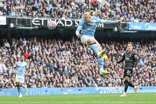 Premier League Manchester City v Everton Erling Haaland of Manchester City scores to make it 1-0 during the Premier League match Manchester City vs Everton at Etihad Stadium, Manchester, United Kingdom, 18th October 2025 (Photo by Mark Cosgrove News Images) Manchester Etihad Stadium Manchester United, ManU Kingdom Copyright: xMarkxCosgrove NewsxImagesx