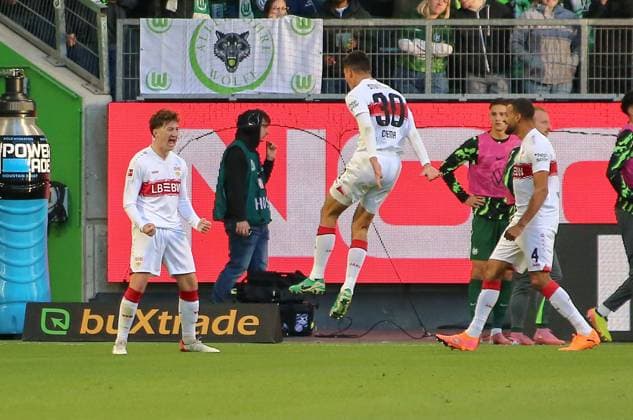Deutschland: Bundesliga 2025 26, 7. Spieltag - VfL Wolfsburg vs VfB Stuttgart - Volkswagen Arena (Wolfsburg): Torjubel Angelo Stiller (VfB Stuttgart, 6) Chema AndrÃ s Chema Andres (VfB Stuttgart, 30) Copyright: xAymanxAlahmedx