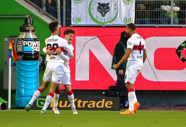 Deutschland: Bundesliga 2025 26, 7. Spieltag - VfL Wolfsburg vs VfB Stuttgart - Volkswagen Arena (Wolfsburg): Torjubel Angelo Stiller (VfB Stuttgart, 6) Chema AndrÃ s Chema Andres (VfB Stuttgart, 30) Josha Vagnoman (VfB Stuttgart, 4) Copyright: xAymanxAlahmedx