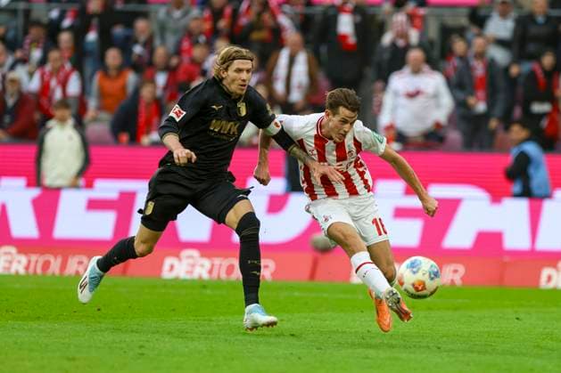 Köln, Deutschland, 18.10.25: Kristijan Jakic (FC Augsburg) und Jakub Kaminski (1. FC Köln) im Kampf um den Ball waehrend des Spiels der 1. Bundesliga zwischen 1. FC Köln vs FC Augsburg im RheinEnergieStadion Köln RheinEnergieStadion North Rhine-Westphalia Germany Copyright: xBrauer-Fotoagenturx xAdrianxSchlx