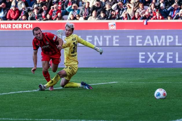 Jonas Foehrenbach 19 (1FC Heidenheim 1846) mit dem 2:2, ueberwindet Mio Backhaus 30 (SV Werder Bremen), 1. FC Heidenheim 1846 vs. SV Werder Bremen, DFL, Bundesliga, Saison 2025 2026, Voith Arena, Hinrunde, 7. Spieltag, 18.10.2025 DFB regulations prohibit any use of photographs as image sequences and or quasi-video Heidenheim Baden-Wuerttemberg Deutschland