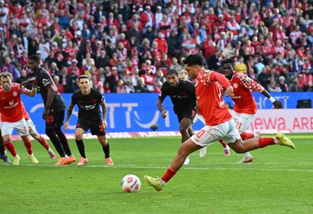 18.10.2025, xjrdrx, Fussball 1.Bundesliga, FSV Mainz 05 - Bayer 04 Leverkusen v.l. Nadiem Amiri (FSV Mainz 05) Goal scored, erzielt das Tor zum 2:3 Elfmeter, Strafstoss, Elfmeterschiessen (DFL DFB REGULATIONS PROHIBIT ANY USE OF PHOTOGRAPHS as IMAGE SEQUENCES and or QUASI-VIDEO) Mainz