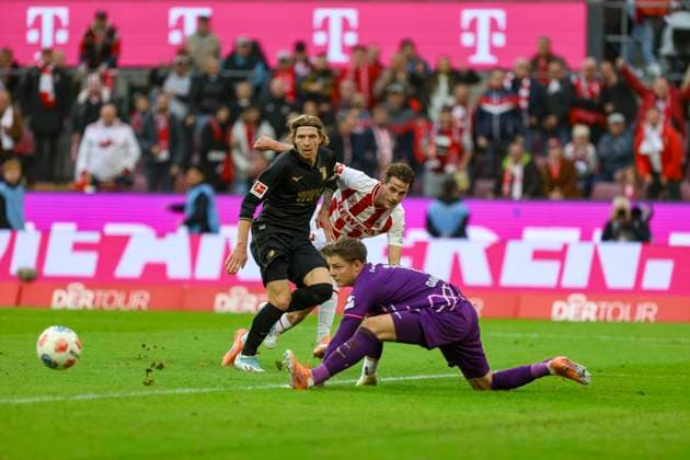Köln, Deutschland, 18.10.25: Kristijan Jakic (FC Augsburg), Jakub Kaminski (1. FC Köln) und Finn Gilbert Dahmen (FC Augsburg) im Kampf um den Ball waehrend des Spiels der 1. Bundesliga zwischen 1. FC Köln vs FC Augsburg im RheinEnergieStadion Köln RheinEnergieStadion North Rhine-Westphalia Germany Copyright: xBrauer-Fotoagenturx xAdrianxSchlx