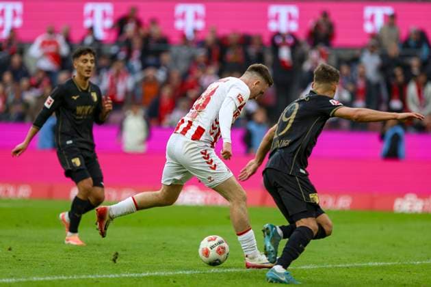 Köln, Deutschland, 18.10.25: Isak Johannesson (1. FC Köln) im Strafraum waehrend des Spiels der 1. Bundesliga zwischen 1. FC Köln vs FC Augsburg im RheinEnergieStadion Köln RheinEnergieStadion North Rhine-Westphalia Germany Copyright: xBrauer-Fotoagenturx xAdrianxSchlx