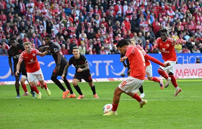18.10.2025, xjrdrx, Fussball 1.Bundesliga, FSV Mainz 05 - Bayer 04 Leverkusen v.l. Nadiem Amiri (FSV Mainz 05) Goal scored, erzielt das Tor zum 2.3 Elfmeter, Strafstoss, (DFL DFB REGULATIONS PROHIBIT ANY USE OF PHOTOGRAPHS as IMAGE SEQUENCES and or QUASI-VIDEO) Mainz