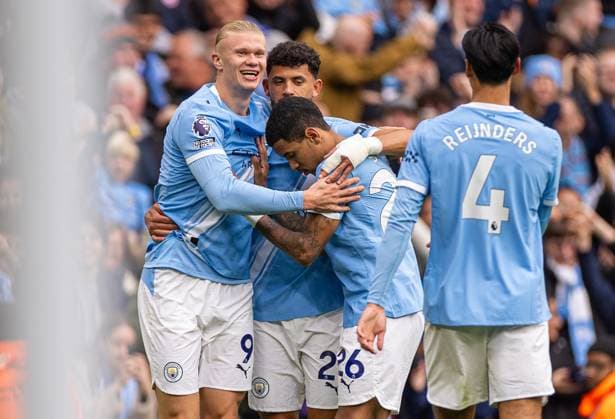 Football - FA Premier League - Manchester City FC v Everton FC MANCHESTER, ENGLAND - Saturday, October 18, 2025: Manchester City s Erling Haaland celebrates after scoring the first goal during the FA Premier League match between Manchester City FC and Everton FC at the City of Manchester Stadium. (Photo by David Rawcliffe Propaganda) MANCHESTER City of Manchester Stadium GREATER MANCHESTER ENGLAND  Copyright: xDavidxRawcliffex P2025-10-18-Man_City_Everton-27