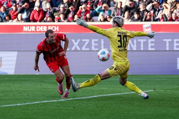 Jonas Foehrenbach 19 (1FC Heidenheim 1846) mit dem 2:2, ueberwindet Mio Backhaus 30 (SV Werder Bremen), 1. FC Heidenheim 1846 vs. SV Werder Bremen, DFL, Bundesliga, Saison 2025 2026, Voith Arena, Hinrunde, 7. Spieltag, 18.10.2025 DFB regulations prohibit any use of photographs as image sequences and or quasi-video Heidenheim Baden-Wuerttemberg Deutschland
