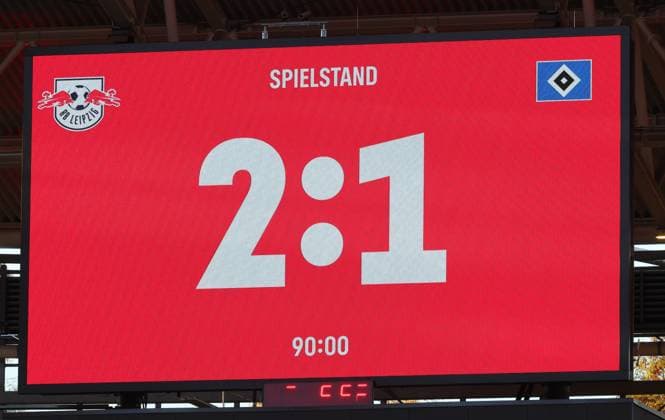 RB Leipzig - Hamburg Bundesliga Leipzig, 18.10.2025, Red Bull Arena, Fussball, Bundesliga, Spieltag 7 , RB Leipzig vs. Hamburger SV 2:1 (1:0) , Im Bild: Endresultat auf der Anzeigetafel ,