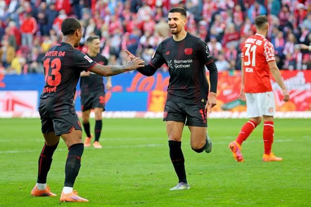 Mainz, Deutschland 18. Oktober 2025: 1. BL - 2025 2026 - FSV Mainz 05 vs. Bayer 04 Leverkusen Im Bild: v. li. iArthur (Leverkusen) und Torschütze Martin Terrier (Leverkusen) freuen sich über das Tor zum 2:4. DFL regulations prohibit any use of photographs as image sequences and or quasi-video Mewa Arena Rheinland - Pfalz Copyright: xFotostandx xRacochax