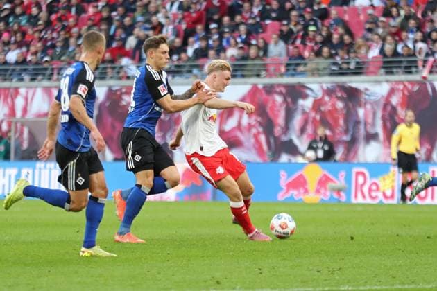 RB Leipzig vs. Hamburger SV, 18.10.2025 LEIPZIG, DEUTSCHLAND - OCTOBER 18: Nicolai Remberg (21, Hamburger SV) vs. Conrad Harder (11, RB Leipzig) during the Bundesliga match between RB Leipzig vs. Hamburger SV at Red Bull Arena on matchday 7 of the 1. Bundesliga on October 18, 2025 in Leipzig, Deutschland. DFL REGULATIONS PROHIBIT ANY USE OF PHOTOGRAPHS AS IMAGE SEQUENCES AND OR QUASI-VIDEO. Copyright: xBEAUTIFULxSPORTS JanxKaeferx