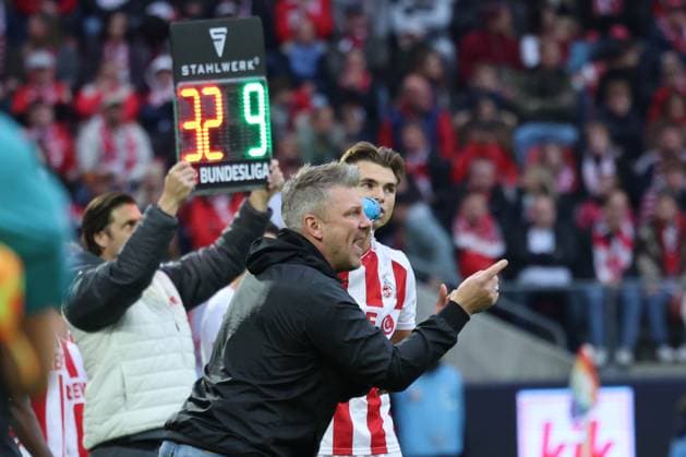 GER, 1.FBL, 1. FC Koeln vs. FC Augsburg 18.10.2025, Rheinenergie Stadion, Koeln, GER, 1.FBL, 1. FC Koeln vs. FC Augsburg, im Bild: Lukasz Kwasniok Trainer Headcoach (1.FC Koeln), spricht mit den Spielern in einer Unterbrechung