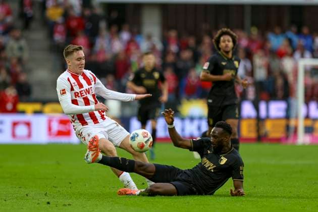 Köln, Deutschland, 18.10.25: Isak Johannesson (1. FC Köln) und Chrislain Matsima (FC Augsburg) im Kampf um den Ball waehrend des Spiels der 1. Bundesliga zwischen 1. FC Köln vs FC Augsburg im RheinEnergieStadion Köln RheinEnergieStadion North Rhine-Westphalia Germany Copyright: xBrauer-Fotoagenturx xAdrianxSchlx