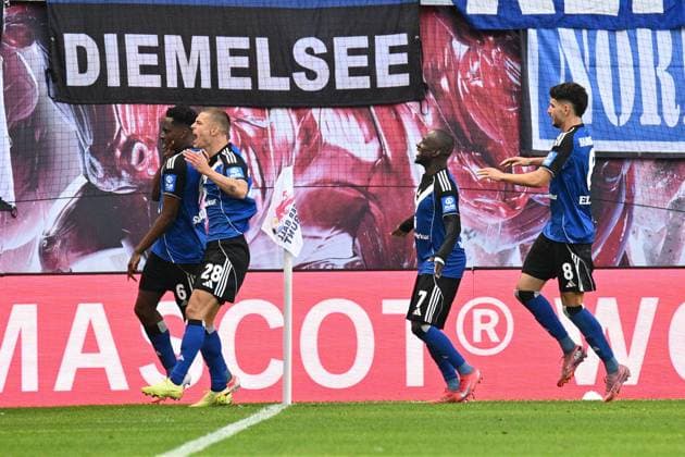Fußball I Herren I Saison 2025-2026 I Bundesliga I 7. Spieltag I RB Leipzig - Hamburger SV I 18.10.2025 Torjubel Albert Lokonga (6, Hamburger SV), Miro Muheim (28, Hamburger SV), Jean-Luc DompÃ (7, Hamburger SV) und Daniel Elfadli (8, Hamburger SV) an der Eckfahne mit den Fans Leipzig Red Bull Arena Sachsen Deutschland Copyright: xLobeca InesxHähnelx