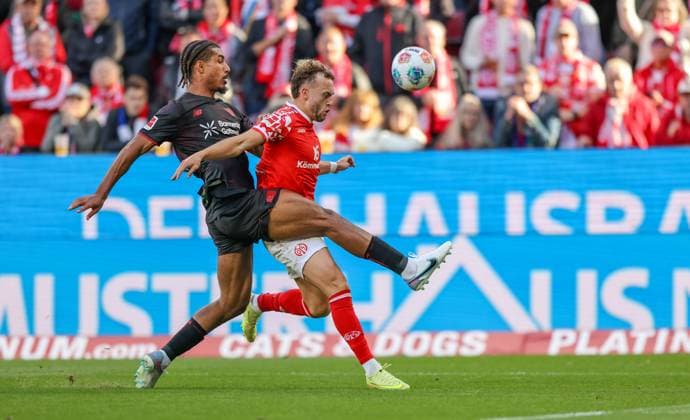 DEU, Mainz, FSV Mainz 05 vs Bayer Leverkusen, Bundesliga, DFB, MEWA Arena, 7. Spieltag, im Bild v.l.n.r: LoÃ¯c BadÃ (Bayer Leverkusen 5), Benedict Hollerbach (Mainz 05 17) im Zweikampf DFB DFL REGULATIONS PROHIBIT ANY USE OF PHOTOGRAPHS AS IMAGE SEQUENCES AND OR QUASI-VIDEO, 18.10.2025 Copyright: HMBxMedia HendrikxHamelau