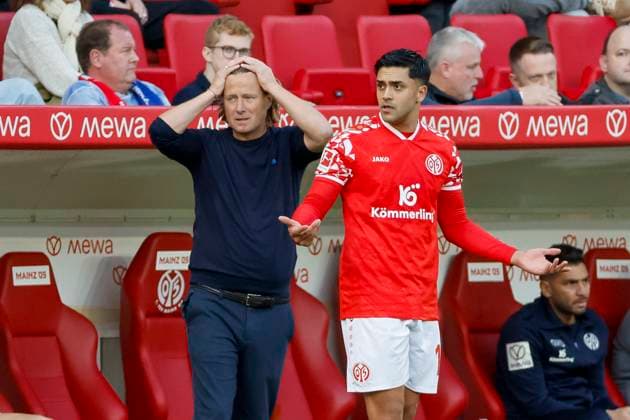 Bo Henriksen (1.FSV Mainz, Trainer) und Nadiem Amiri (1.FSV Mainz, 10) , Deutschland, Fussball, 1. Bundesliga, 7.Spieltag, 2025 2026, 1.FSV Mainz vs. Bayer 04 Leverkusen, 18.10.2025, Mewa Arena, Mainz, Deutschland Mainz Mewa Arena Rheinland-Pfalz Deutschland Copyright: xGrantxHubbsx