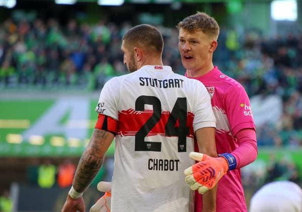 Deutschland: Bundesliga 2025 26, 7. Spieltag - VfL Wolfsburg vs VfB Stuttgart - Volkswagen Arena (Wolfsburg): Jeff Chabot (VfB Stuttgart, 24) Alexander Nübel Alexander Nubel (VfB Stuttgart, 33) Copyright: xAymanxAlahmedx