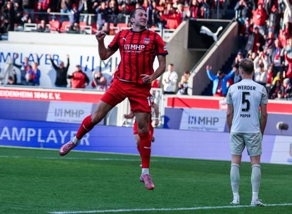 Jubel bei Jonas Foehrenbach 19 (1FC Heidenheim 1846) nach seinem Tor zum 2:2, 1. FC Heidenheim 1846 vs. SV Werder Bremen, DFL, Bundesliga, Saison 2025 2026, Voith Arena, Hinrunde, 7. Spieltag, 18.10.2025 DFB regulations prohibit any use of photographs as image sequences and or quasi-video Heidenheim Baden-Wuerttemberg Deutschland