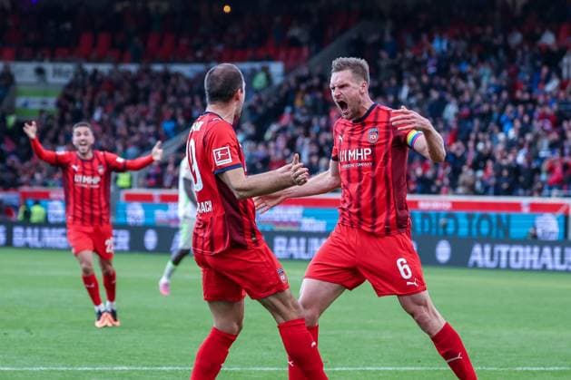 Jubel bei Jonas Foehrenbach 19 (1FC Heidenheim 1846) nach seinem Tor zum 2:2, jubelt mit Patrick Mainka 6 (1FC Heidenheim 1846), 1. FC Heidenheim 1846 vs. SV Werder Bremen, DFL, Bundesliga, Saison 2025 2026, Voith Arena, Hinrunde, 7. Spieltag, 18.10.2025 DFB regulations prohibit any use of photographs as image sequences and or quasi-video Heidenheim Baden-Wuerttemberg Deutschland