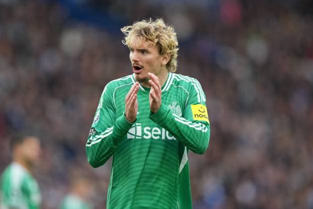 Nick Woltemade of Newcastle United claps encouragement during the game. Brighton and Hove Albion v Newcastle United, Premier League, Football, American Express Community Stadium, Brighton, UK - 18 Oct 2025Brighton American Express Community Stadi United Kingdom EDITORIAL USE ONLY No use with unauthorised audio, video, data, fixture lists, club league logos or live services. Online in-match use limited to 120 images, no video emulation. No use in betting, games or single club league player publications. Copyright: xSeanxRyan Shutterstockx 15544971ay