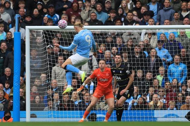 18th October 2025; Etihad Stadium, Manchester, Lancashire, England; Premier League Football, Manchester City versus Everton; Erling Haaland of Manchester City beats Everton goalkeeper Jordan Pickford with a header for 1-0 after 58 minutes  DxB