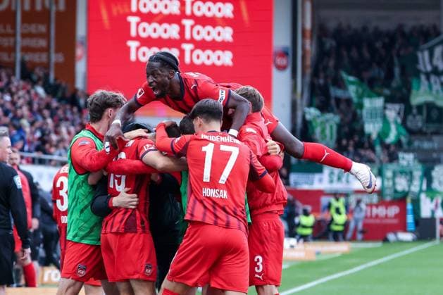 Torjubel der Mannschaft (1FC Heidenheim 1846) nach dem 2:2, mit Omar Traore 23 (1FC Heidenheim 1846), 1. FC Heidenheim 1846 vs. SV Werder Bremen, DFL, Bundesliga, Saison 2025 2026, Voith Arena, Hinrunde, 7. Spieltag, 18.10.2025 DFB regulations prohibit any use of photographs as image sequences and or quasi-video Heidenheim Baden-Wuerttemberg Deutschland