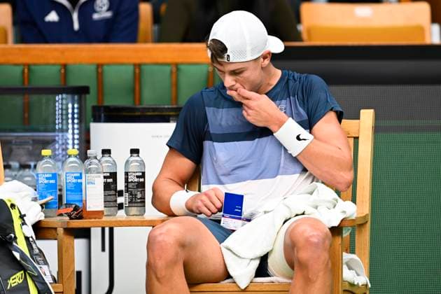 STOCKHOLM, SVERIGE 20251018 Danmarks Holger Rune tar en tablett i semifinalen mot Frankrikes Ugo Humbert under tennisturneringen BNP Paribas Nordic Open i Kungliga tennishallen. STOCKHOLM SVERIGE x10040x