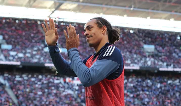 Yussuf Poulsen klatscht zu den Fans Aktion Oberkörper Fußball Fussball DFL Bundesliga Herren 7. Spieltag Saison 2025 2026 18.10.2025 Rasen Ballsport RB Leipzig RBL vs. Hamburger SV HSV in der RedBull Arena DFL regulations prohibit any use of photographs as image sequences and or quasi-video.