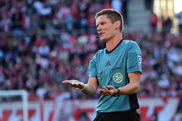 18.10.2025, xjrdrx, Fussball 1.Bundesliga, FSV Mainz 05 - Bayer 04 Leverkusen v.l. Schiedsrichter Florian Exner (Münster) gibt Anweisungen (DFL DFB REGULATIONS PROHIBIT ANY USE OF PHOTOGRAPHS as IMAGE SEQUENCES and or QUASI-VIDEO) Mainz