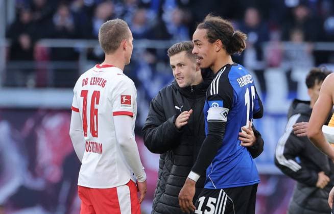Lukas Klostermann, Christoph Baumgartner klatscht ab mit Yussuf Poulsen nach Spielende Fußball Fussball DFL Bundesliga Herren 7. Spieltag Saison 2025 2026 18.10.2025 Rasen Ballsport RB Leipzig RBL vs. Hamburger SV HSV in der RedBull Arena DFL regulations prohibit any use of photographs as image sequences and or quasi-video.
