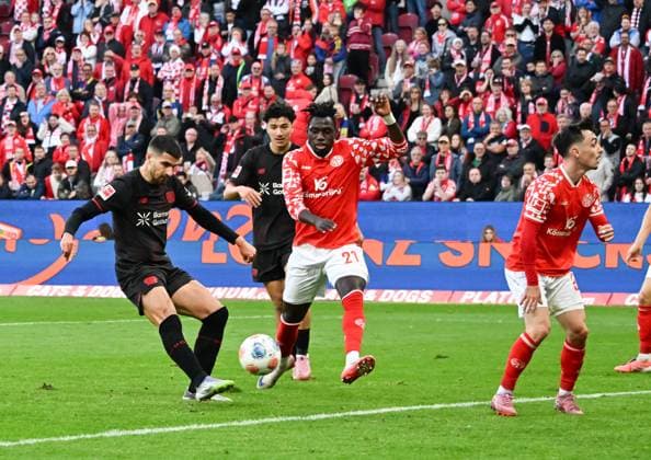 18.10.2025, xsltx, Fussball 1.Bundesliga, FSV Mainz 05 - Bayer 04 Leverkusen v.l. Martin Terrier (Bayer 04 Leverkusen) trifft zum 4:2 für Leverkusen, re. Danny da Costa (1. FSV Mainz 05), Paul Nebel (1. FSV Mainz 05) (DFL DFB REGULATIONS PROHIBIT ANY USE OF PHOTOGRAPHS as IMAGE SEQUENCES and or QUASI-VIDEO)