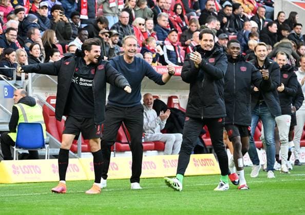 18.10.2025, xsltx, Fussball 1.Bundesliga, FSV Mainz 05 - Bayer 04 Leverkusen v.l. Völlig schwerelos: Jonas Hofmann (Bayer 04 Leverkusen) und Kasper Hjulmand (Trainer Bayer 04 Leverkusen) jubeln über das 4:2 von Martin Terrier (Bayer 04 Leverkusen nicht im Bild) (DFL DFB REGULATIONS PROHIBIT ANY USE OF PHOTOGRAPHS as IMAGE SEQUENCES and or QUASI-VIDEO)