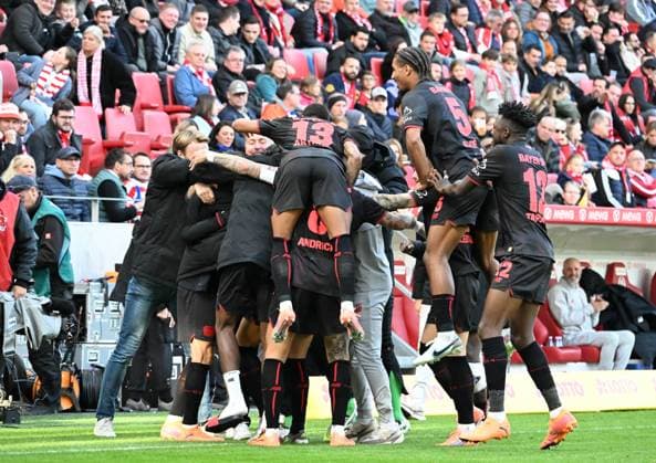 18.10.2025, xsltx, Fussball 1.Bundesliga, FSV Mainz 05 - Bayer 04 Leverkusen v.l. Jubeltraube nach dem 4:2 von Martin Terrier (Bayer 04 Leverkusen 11) (DFL DFB REGULATIONS PROHIBIT ANY USE OF PHOTOGRAPHS as IMAGE SEQUENCES and or QUASI-VIDEO)