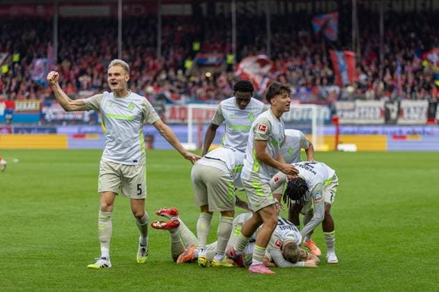 Torjubel 0:1 Marco Gruell (SV Werder Bremen, 17) wird von Team begraben Emotionen Amos Pieper (SV Werder Bremen, 05), GER, 1. FC Heidenheim vs. Werder Bremen, Fussball, Bundesliga, 07. Spieltag, Spielzeit 2025 2026, 18.10.2025, DFL DFB REGULATIONS PROHIBIT ANY USE OF PHOTOGRAPHS AS IMAGE SEQUENCES AND OR QUASI-VIDEO, GER, 1. FC Heidenheim vs. Werder Bremen, Fussball, Bundesliga, 07. Spieltag, Spielzeit 2025 2026, 18.10.2025 Heidenheim Copyright: xEibner-Pressefoto JanixPlessx EP_JPL