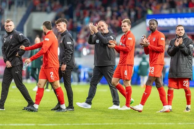 Frank Schmidt (FC Heidenheim, Chef-Trainer) freut sich mit seinem Team ueber den Punkt nach dem Spiel Tim Siersleben (FC Heidenheim, 04) Omar Haktab Traore (FC Heidenheim, 23) Arijon Ibrahimovic (FC Heidenheim, 22) klatschen Beifall,, GER, 1. FC Heidenheim vs. Werder Bremen, Fussball, Bundesliga, 07. Spieltag, Spielzeit 2025 2026, 18.10.2025, DFL DFB REGULATIONS PROHIBIT ANY USE OF PHOTOGRAPHS AS IMAGE SEQUENCES AND OR QUASI-VIDEO, GER, 1. FC Heidenheim vs. Werder Bremen, Fussball, Bundesliga, 07. Spieltag, Spielzeit 2025 2026, 18.10.2025 Heidenheim Copyright: xEibner-Pressefoto JanixPlessx EP_JPL