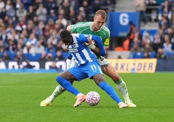 Yankuba Minteh of Brighton & Hove Albion held back by Dan Burn of Newcastle United. Brighton and Hove Albion v Newcastle United, Premier League, Football, American Express Community Stadium, Brighton, UK - 18 Oct 2025Brighton American Express Community Stadi United Kingdom EDITORIAL USE ONLY No use with unauthorised audio, video, data, fixture lists, club league logos or live services. Online in-match use limited to 120 images, no video emulation. No use in betting, games or single club league player publications. Copyright: xSeanxRyan Shutterstockx 15544971bb