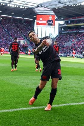 Mainz, Mewa Arena Mainz , 18.10.25, GER, Herren, 1. Bundesliga, Saison 2025-2026, 1. FSV Mainz 05 - Bayer 04 Leverkusen, Alejandro Grimaldo (Bayer 04 Leverkusen) feiert seit tor zum 0:1 DFB DFL REGULATIONS PROHIBIT ANY USE OF PHOTOGRAPHS AS IMAGE SEQUENCES AND OR QUASI-VIDEO. Copyright: JoachimxBywaletz xJB-Sportfoto