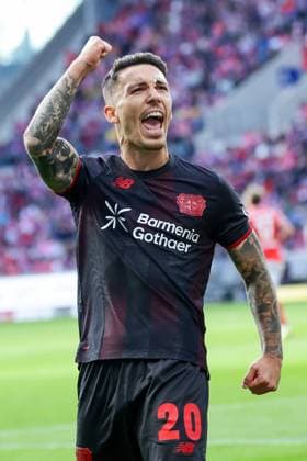 Mainz, Mewa Arena Mainz , 18.10.25, GER, Herren, 1. Bundesliga, Saison 2025-2026, 1. FSV Mainz 05 - Bayer 04 Leverkusen, Alejandro Grimaldo (Bayer 04 Leverkusen) feiert sein Tor zum 0:1 DFB DFL REGULATIONS PROHIBIT ANY USE OF PHOTOGRAPHS AS IMAGE SEQUENCES AND OR QUASI-VIDEO. Copyright: JoachimxBywaletz xJB-Sportfoto