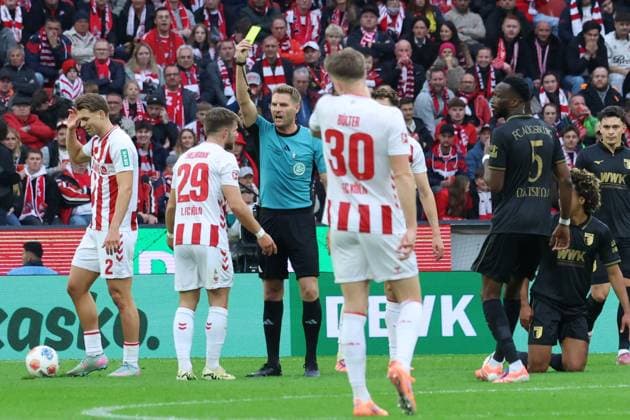 GER, 1.FBL, 1. FC Koeln vs. FC Augsburg 18.10.2025, Rheinenergie Stadion, Koeln, GER, 1.FBL, 1. FC Koeln vs. FC Augsburg, im Bild: gelbe Karte für Jan Thielmann (FC Koeln 29),