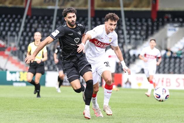 18.10.2025, Fussball, Herren, 11. Spieltag Dritte Liga Saison 2025 2026: VfB Stuttgart II - FC Schweinfurt 05 Von links: Ekin Celebi (FC Schweinfurt 05, 11) im Zweikampf gegen Michael Glück (VfB Stuttgart II, 35)