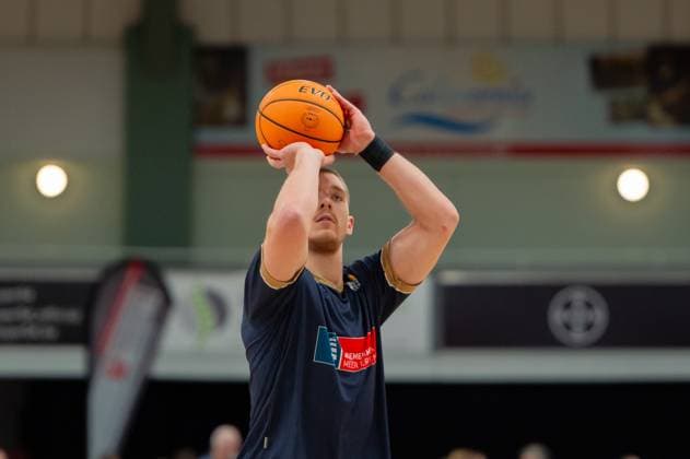 Hendrik Warner (Eisbären Bremerhaven,No.31) wirft sich vor dem Spiel ein DEU, Leverkusen, 18.10.2025 Basketball, BARMER 2. BAsketball-Bundesliga Pro A, 4. Spieltag, Bayer Giants Leverkusen - Eisbären Bremerhaven