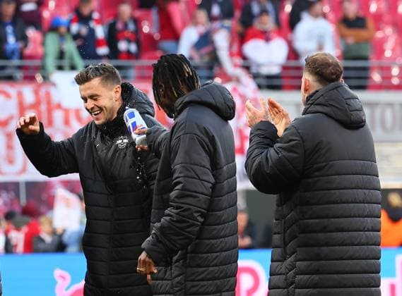 RB Leipzig - Hamburg Bundesliga Leipzig, 18.10.2025, Red Bull Arena, Fussball, Bundesliga, Spieltag 7 , RB Leipzig vs. Hamburger SV 2:1 (1:0) , Im Bild v.l.: Christoph Baumgartner (14, RB Leipzig), Yan Diomande (49, RB Leipzig) und David Raum (22, RB Leipzig). RB Leipzig Schlussjubel ,