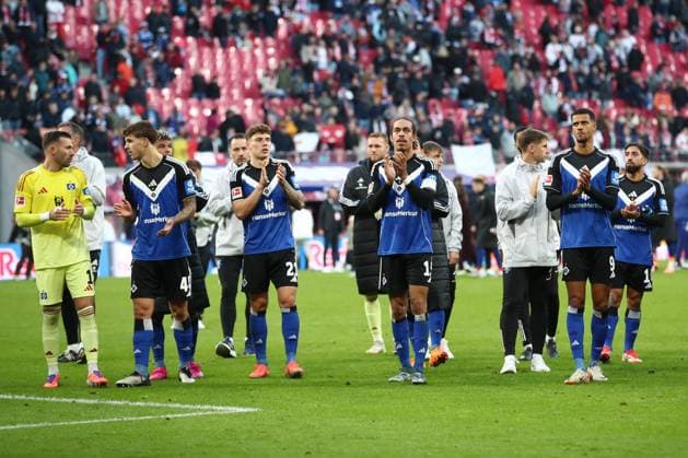 18.10.2025, xtgx, Fussball 1. Bundesliga, RB Leipzig - Hamburger SV emspor, v.l. HSV Bedankt sich bei den Fans enttaeuscht, enttäuscht, schaut enttaeuscht, niedergeschlagen, disappointed (DFL DFB REGULATIONS PROHIBIT ANY USE OF PHOTOGRAPHS as IMAGE SEQUENCES and or QUASI-VIDEO) Leipzig
