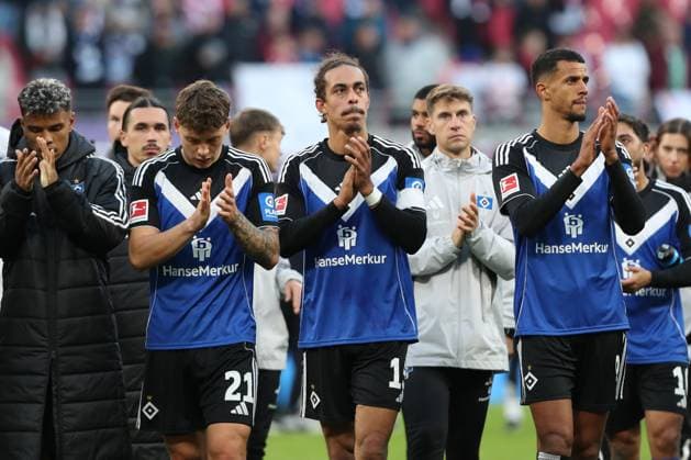 18.10.2025, xtgx, Fussball 1. Bundesliga, RB Leipzig - Hamburger SV emspor, v.l. Ransford Königsdörffer (HSV, 11), Nicolai Remberg (HSV, 21), Yussuf Poulsen (HSV, 15), Robert Glatzel (HSV, 9) Bedankt sich bei den Fans enttaeuscht, enttäuscht, schaut enttaeuscht, niedergeschlagen, disappointed (DFL DFB REGULATIONS PROHIBIT ANY USE OF PHOTOGRAPHS as IMAGE SEQUENCES and or QUASI-VIDEO) Leipzig