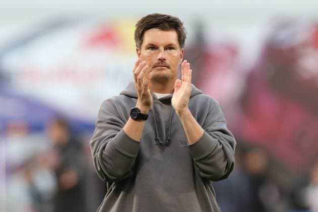 18.10.2025, xtgx, Fussball 1. Bundesliga, RB Leipzig - Hamburger SV emspor, v.l. Merlin Polzin (HSV, Trainer) Bedankt sich bei den Fans (DFL DFB REGULATIONS PROHIBIT ANY USE OF PHOTOGRAPHS as IMAGE SEQUENCES and or QUASI-VIDEO) Leipzig