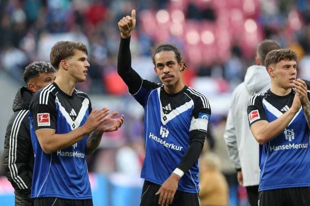 18.10.2025, xtgx, Fussball 1. Bundesliga, RB Leipzig - Hamburger SV emspor, v.l. Yussuf Poulsen (HSV, 15) Bedankt sich bei den Fans (DFL DFB REGULATIONS PROHIBIT ANY USE OF PHOTOGRAPHS as IMAGE SEQUENCES and or QUASI-VIDEO) Leipzig