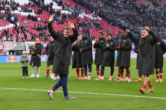 18.10.2025, xtgx, Fussball 1. Bundesliga, RB Leipzig - Hamburger SV emspor, v.l. Christoph Baumgartner (Leipzig, 14) Jubel ueber den Sieg, Jubel nach Spielende (DFL DFB REGULATIONS PROHIBIT ANY USE OF PHOTOGRAPHS as IMAGE SEQUENCES and or QUASI-VIDEO) Leipzig