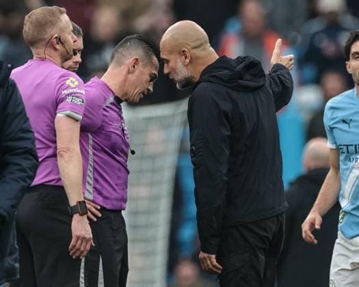 Premier League Manchester City v Everton Pep Guardiola manager of Manchester City speaks with referee Tony Harrington after the final whistle during the Premier League match Manchester City vs Everton at Etihad Stadium, Manchester, United Kingdom, 18th October 2025 (Photo by Mark Cosgrove News Images) Manchester Etihad Stadium Manchester United, ManU Kingdom Copyright: xMarkxCosgrove NewsxImagesx