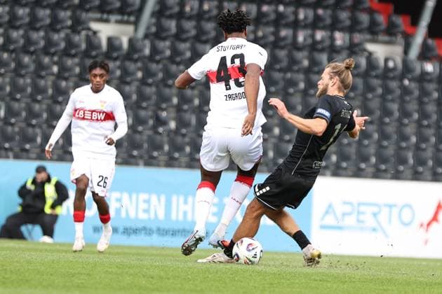 18.10.2025, Fussball, Herren, 11. Spieltag Dritte Liga Saison 2025 2026: VfB Stuttgart II - FC Schweinfurt 05 Von links: Dan-Axel Zagadou (VfB Stuttgart II, 43) gegen Kristian Böhnlein (FC Schweinfurt 05, 13)